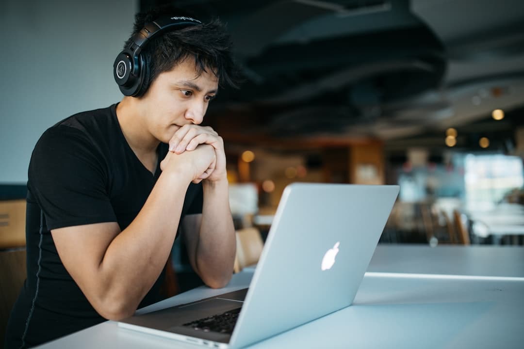 ヘッドホンをつけてノートPCで学習する人物